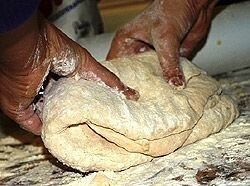     В чистую миску налейте молоко, высыпьте в него сухие дрожжи, добавьте сахар и поставьте смесь в тёплое место. Затем взбейте яйца, при помощи венчика, подсолите, добавьте оливковое масло. Через 20 минут дрожжи с молоком должны подняться, добавьте их к яйцам с маслом и хорошенечко перемешайте. Теперь добавьте муку и начинайте замешивать тесто. Когда тесто будет готово, его нужно накрыть и убрать в тёплое место, примерно на 40 минут для того чтобы оно поднялось. После этого, раскатывайте тесто в форму круга.    