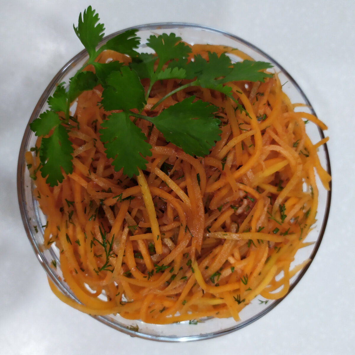 Вот так аппетитно выглядит готовый салатик. Ням-ням!