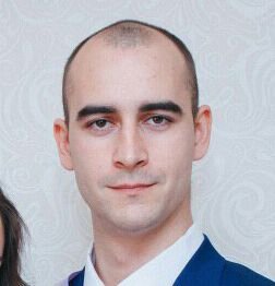 Сергей Смирнов 
Менеджер по сопровождению заказов «ГдеМатериал». Ведёт строительную компанию «Сделано». Бывший строитель, с 2013 года занимался продажей стройматериалов, открыл и являлся соучредителем пяти строительных магазинов.