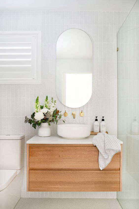 Современная мебель в стиле минимализм в интерьере ванной комнаты.