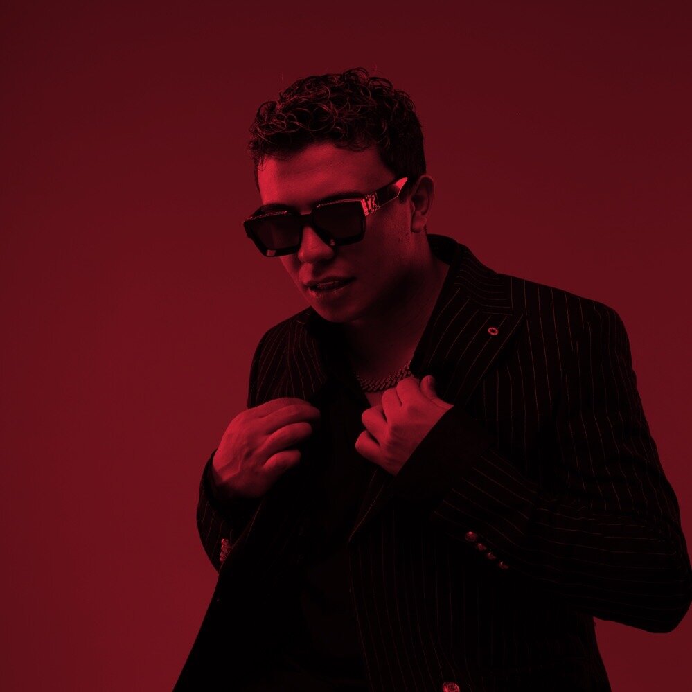 Субхан Мамедов – пранкер, блогер, спортсмен более известный под псевдонимом Subo. Улыбчивый и всегда веселый парень радует поклонников забавными роликами и вайнами. Став известным блогером, «Суба» начал заниматься музыкой. Он регулярно попадает в топ музыкальных хит-парадов. Другие известные блогеры отзываются о парне только с улыбкой и описывают его с лучшей стороны.