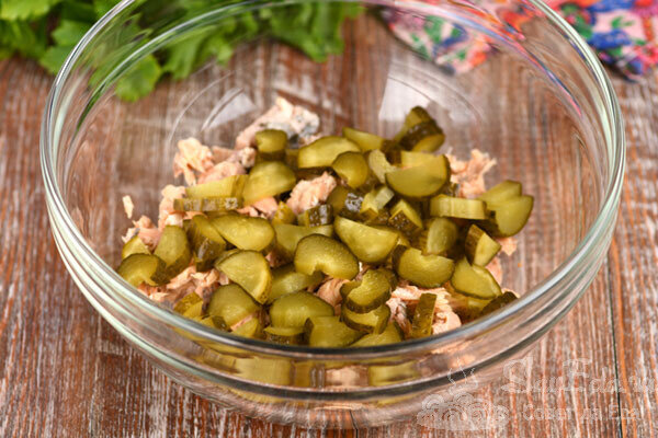 Салат с рыбными консервами, сыром и яйцами