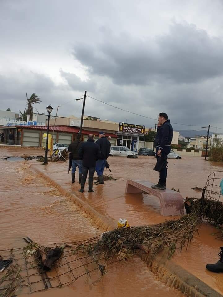 Вода стекала с гор к побережью (фото из соцсетей)