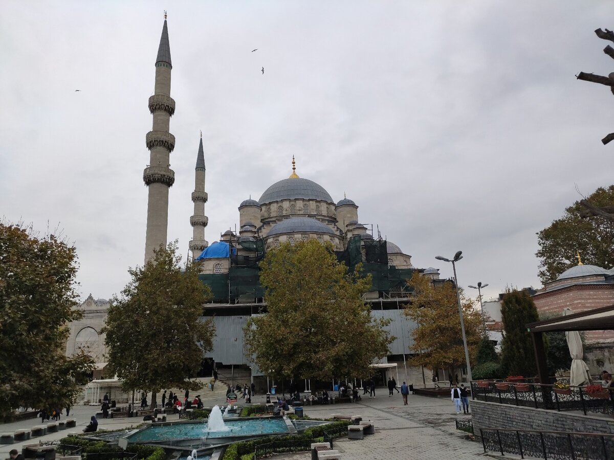 Новая Мечеть Валиде Султан о 66 куполах