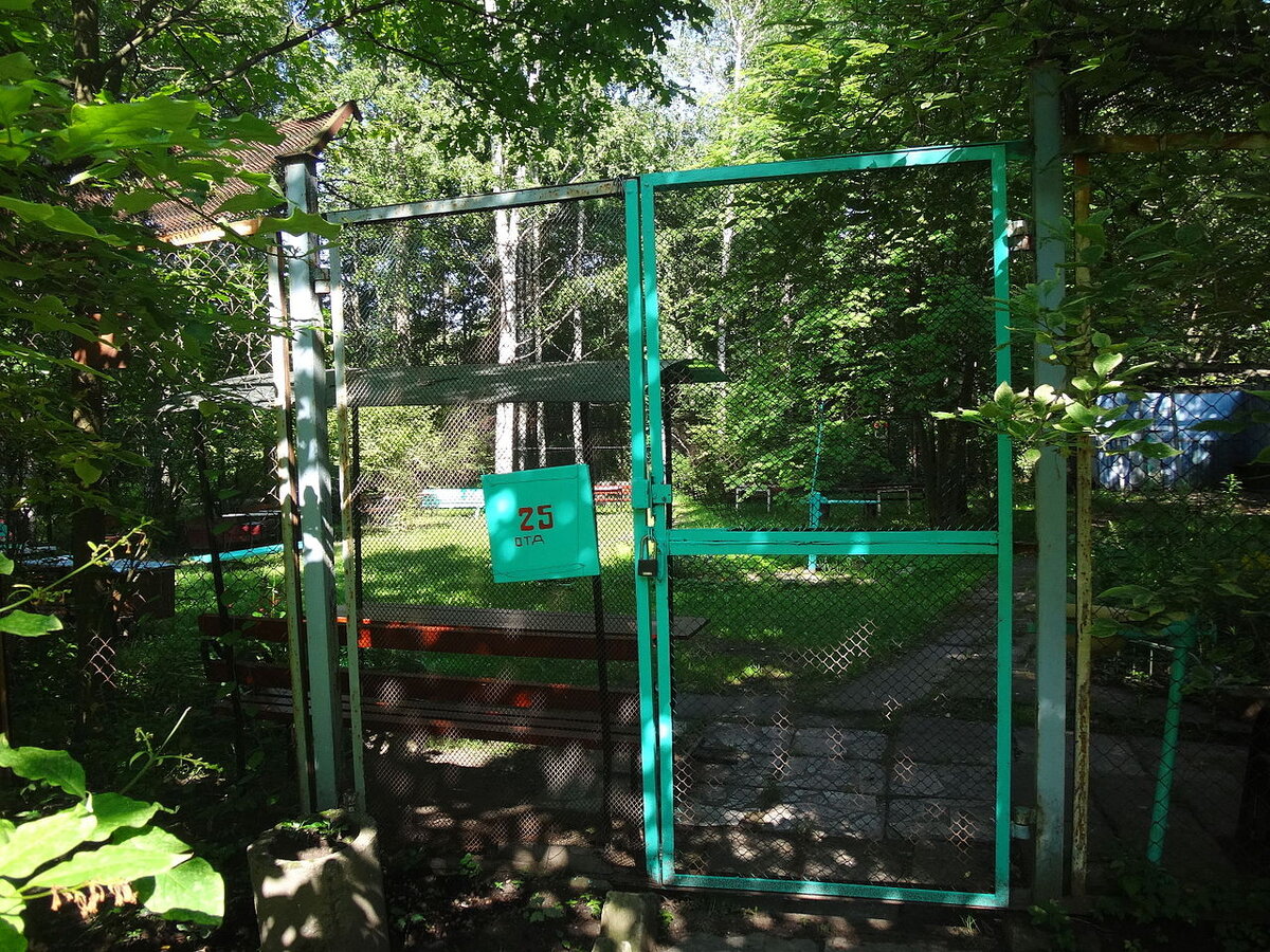 Один из прогулочных садиков для пациентов (именуются в народе «загонами»)