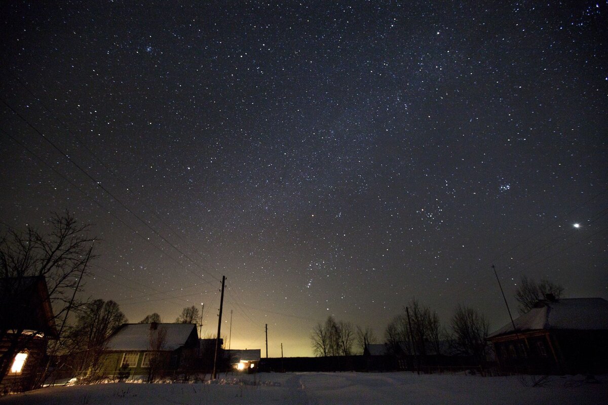 Звезды над россией. Ночное небо в деревне. Звездное небо в деревне. Звездная ночь в деревне. Звезды над городом.