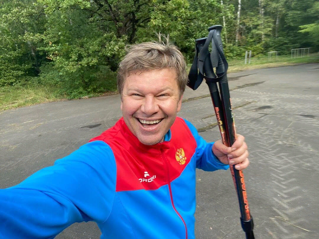 Спортивный комментатор биатлона. Дмитрий Губерниев. Биатлон комментатор Губерниев. Дмитрий Губерниев гребля. Губерниев Джин на матч ТВ фото.