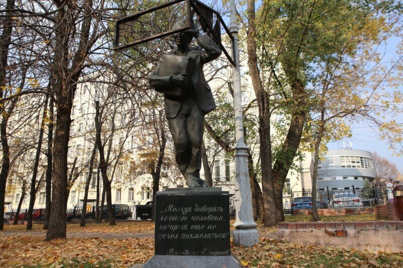 Памятник на площади Борьбы. Фото из газеты "Звездный бульвар"