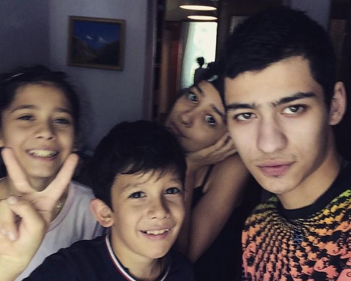 Алан с младшими сёстрами и братом.