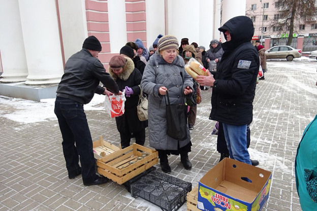 Калужский предприниматель еженедельно раздает малоимущим 200 батонов хлеба и 500 банок консервов. Новость от 17 января 2018 года