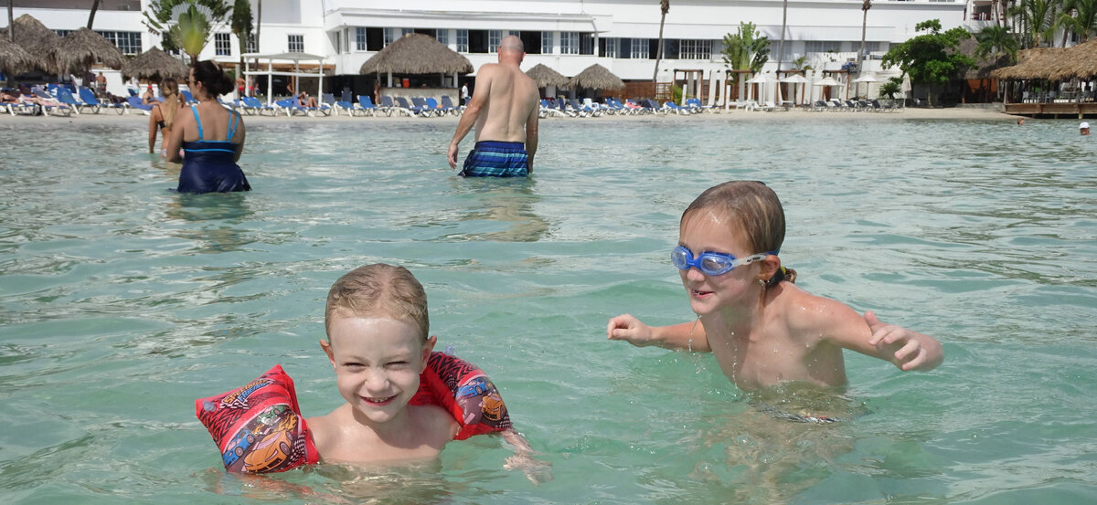 Дети купаются на пляже Be Live Experience Hamaca 4*. Фото автора