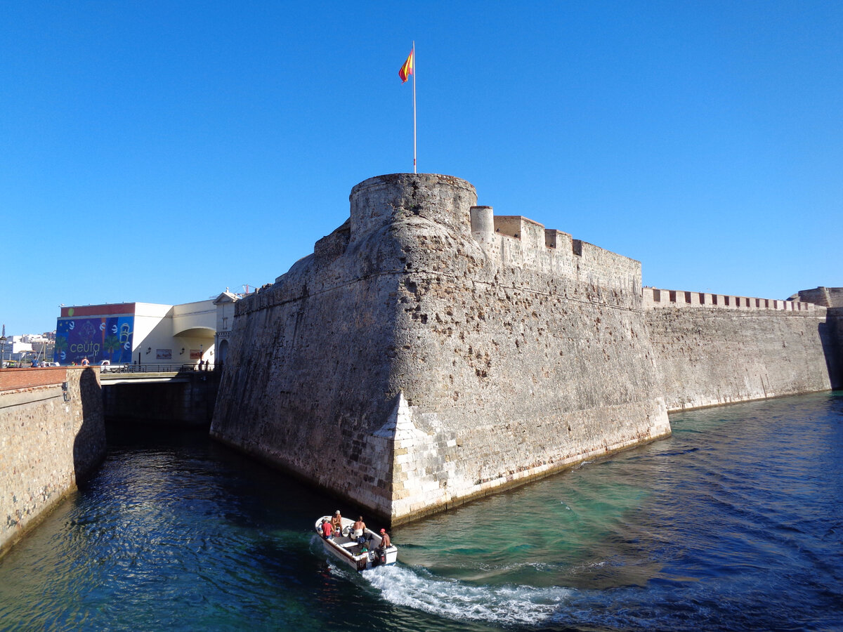 Fig. 1. Esp. España, África Española, la antigua frontera con Marruecos, Ceuta Fortaleza, foso y barco.
