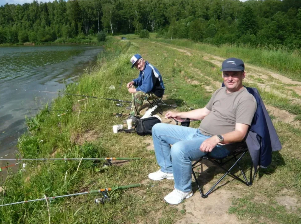 На рыбалке в том году. Мужик на рыбалке. Парнен на рыбалке. Фотосессия на рыбалке мужская. Мужчина летом на рыбалке.