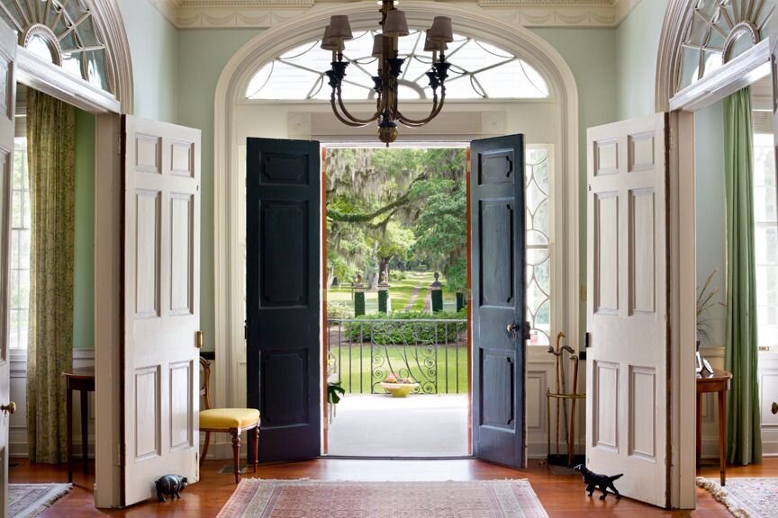 большие двери особняка. входные двери в стиле модерн. дверь особняка. классические входные двери на особняках. дверь особняка.