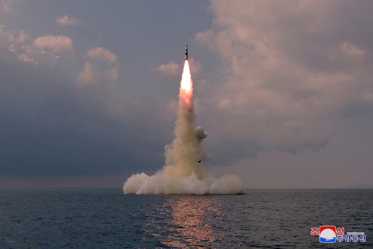 Северная Корея провела испытательный запуск своей  новой баллистической ракеты подводных лодок (БРПЛ), 19 октября 2021 года  (KCNA-Yonhap)