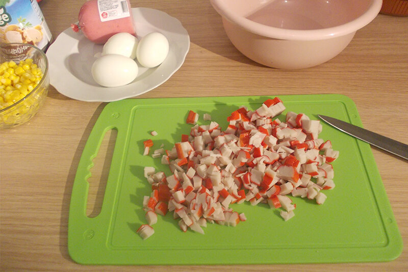 Нарезаю крабовые палочки.