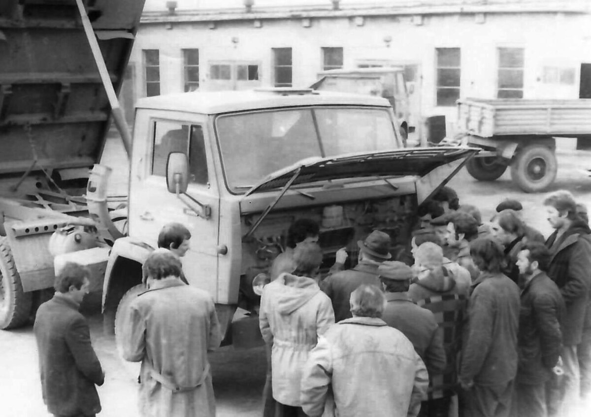 Как правильно пишется камаз. Школьный КАМАЗ. Пожар 1993 года КАМАЗ. КАМАЗ пишется. КАМАЗ история чурок