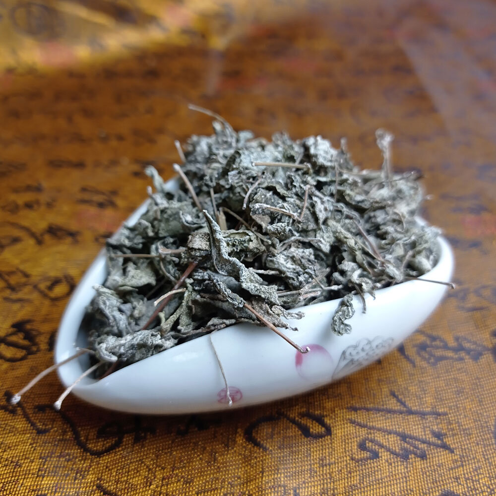 Белый чай Он выращивается в провинции, а собирают его ранней весной, чтобы успеть собрать все еще не раскрывшиеся почки, покрытые белыми волосками. Требования к работникам не столь жесткие, как при сборе «Золотого» чая, но на опрятность одежды внимание обращают.

Сбор урожая обязательно проводят в солнечную безветренную погоду, т.к. дальнейшая обработка происходит естественным способом высушивания. Собранные почки подсушивают на солнце, далее они досыхают в прохладном месте с более низкой температурой. Единственное механическое воздействие – прокатывают высохший продукт под переменно холодными и горячими роликами для придания формы и усиления аромата чая.