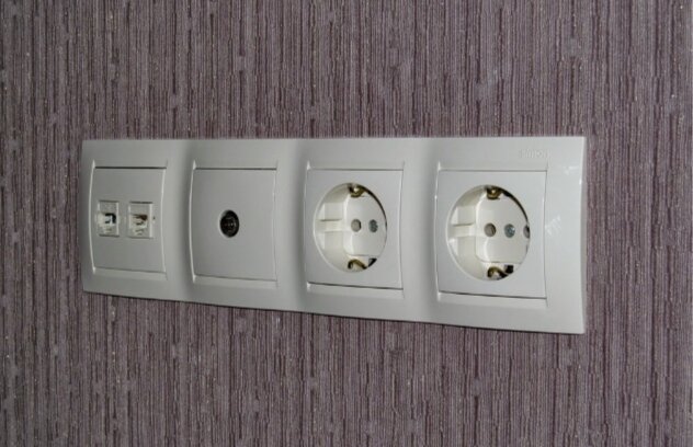 Клеим обои в трудных местах без ошибок