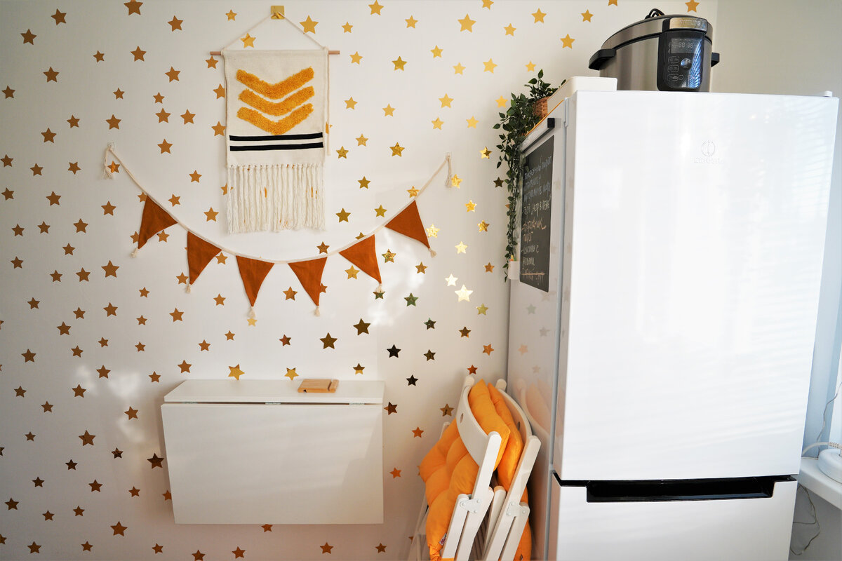 Нас всего двое (я и муж), так что нам подошел на кухне стол настенного крепежа из икеа норберг, стулья складные терье оттуда же.