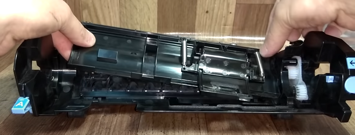 Защелкиваем крышку на блоке проявки