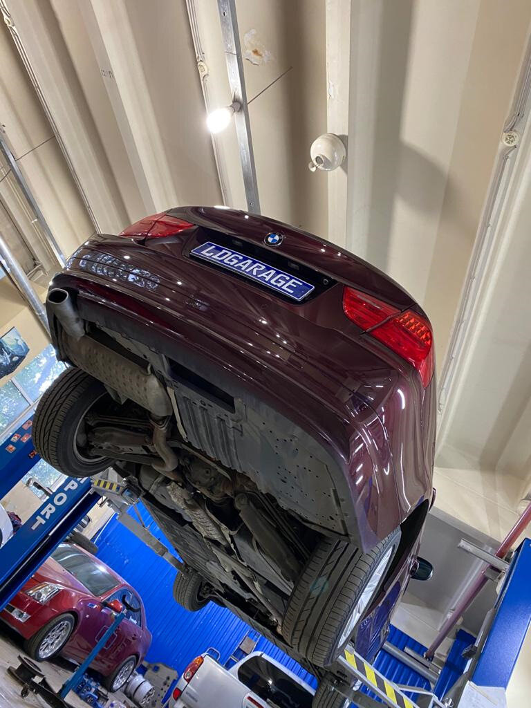 Cadillac CTS с уже перебранным блоком на заднем плане и Е90 готовая к работе.