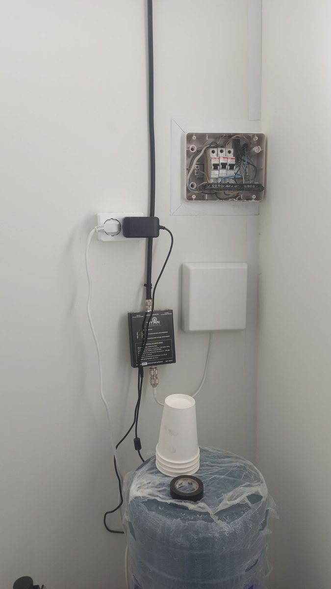 Репитер и внутренняя антенна устанавливаются внутри помещения. 