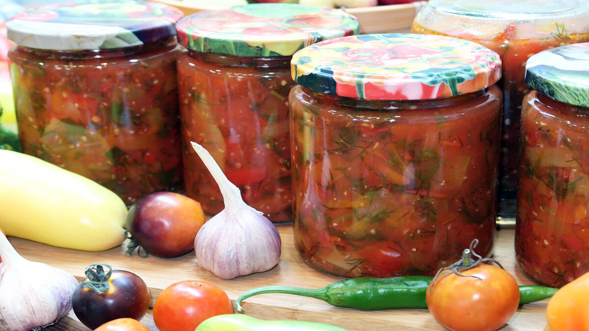 Помидоры по болгарски на зиму самый вкусный. Заготовки из перца. Заготовка перца на зиму. Закрутка из болгарского перца на зиму.. Заготовки на зиму салаты с перцем болгарским.