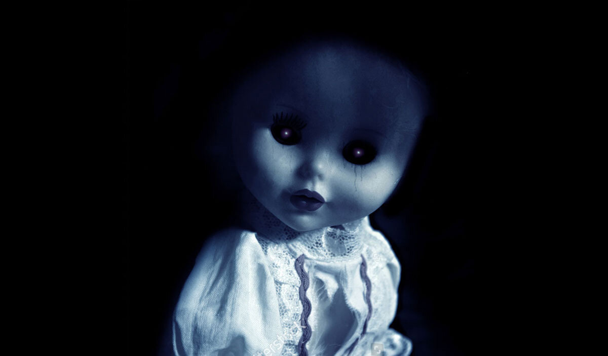 Страшная кукла в темноте