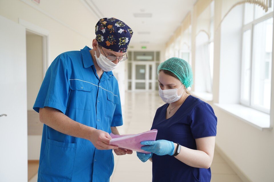     В масках должны быть и врачи, и пациенты. Светлана МАКОВЕЕВА