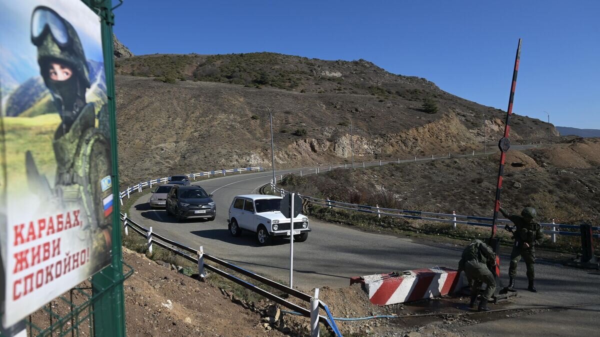    Российские миротворцы на блокпосту в Лачинском коридоре в Нагорном Карабахе© РИА Новости / Григорий Сысоев