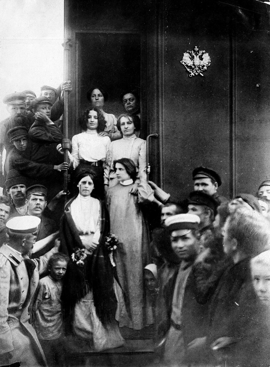 Революционерки отправляющиеся на каторгу, их восторжено встречали на каждой станции и все пытались сфотографироваться вместе с ними. Мария  Спиридонова  в пенсне.  