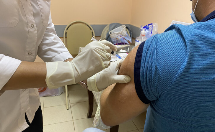    В районах Курской области людей вакцинируют от коронавируса на рынках и ярмарках