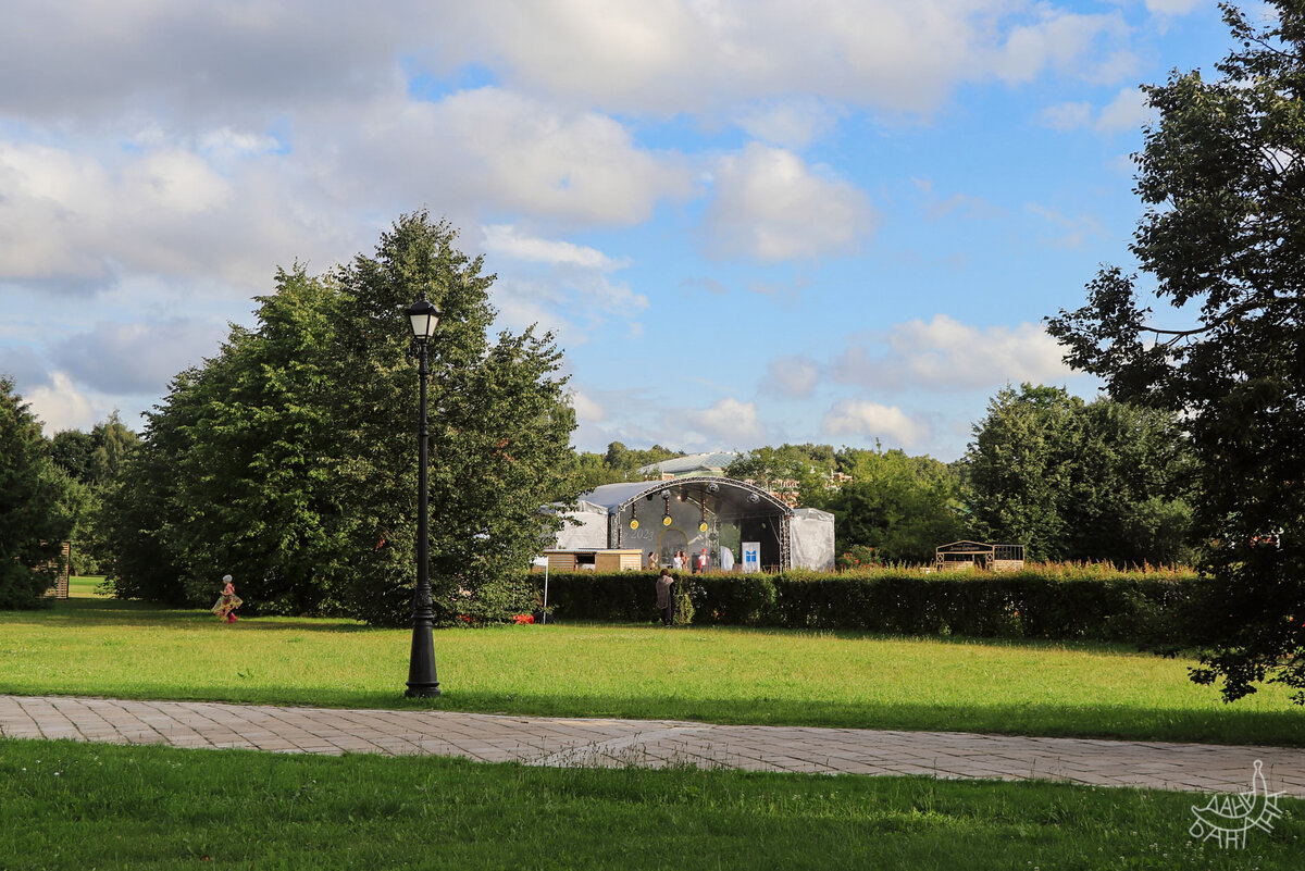 Совсем не впечатлила театральная сценка на сцене
