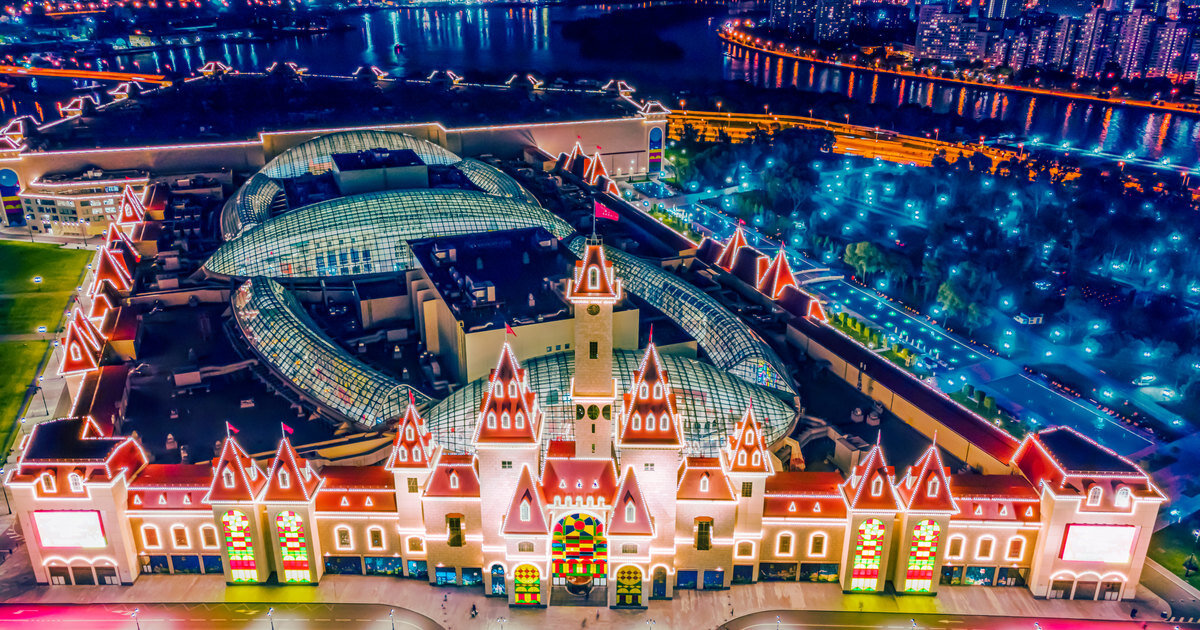     Городской променад под стеклянной крышей, пляжный клуб и аттракционы: почему стоит посетить «Остров мечты» и чем там заняться