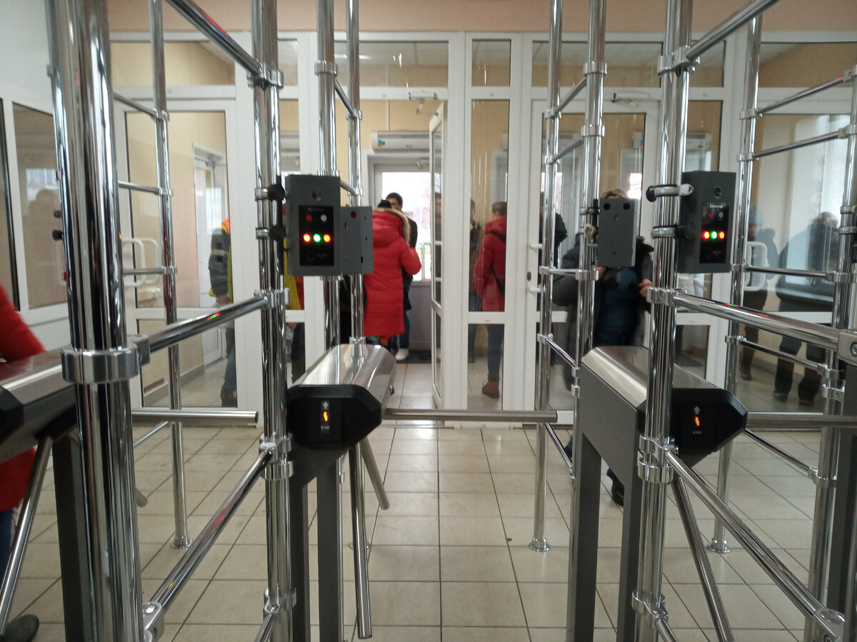 Над турникетами установлены алкотестеры.