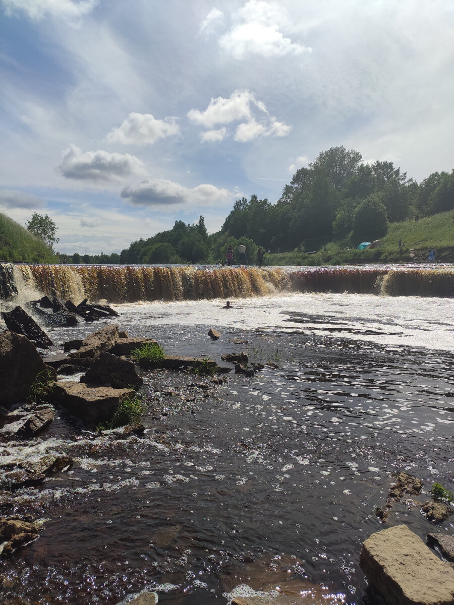 Кто-то купается в водопаде 