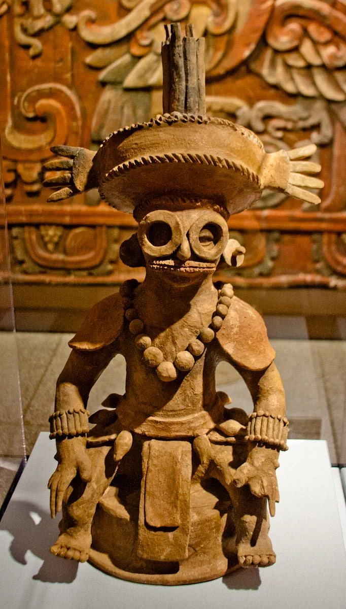 Курильница для благовоний, предположительно изображающая К'инич Якс К'ук Мо, первого майя, правителя Копана. (Археологический музей Копана, Гондурас)