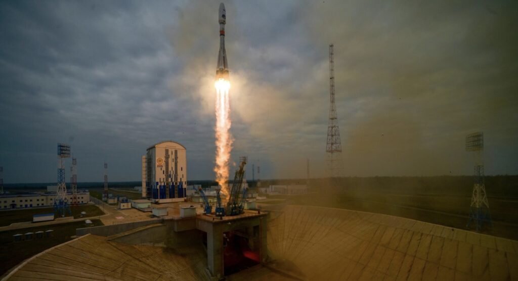   Запуск ракеты-носителя с полезной нагрузкой в виде станции Луна-25