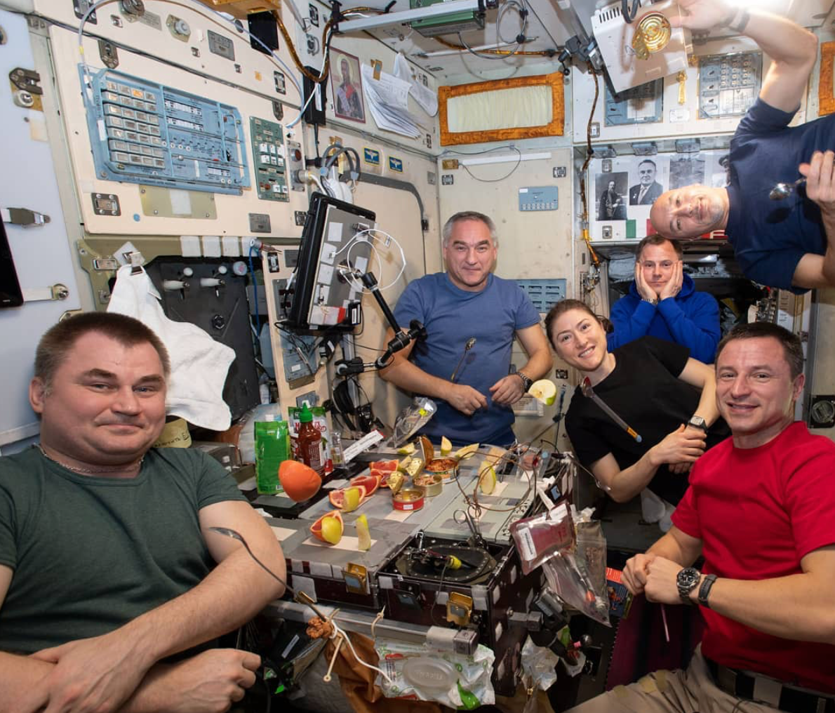 Какие люди сейчас в космосе. Жизнь Космонавтов на МКС. Космонавты на МКС. Международная Космическая станция. Космическая станция МКС.