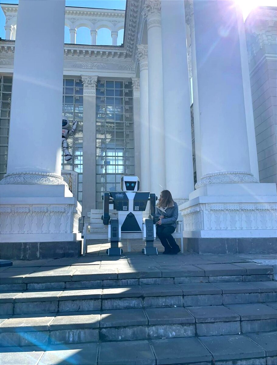 Рассказывает мне о себе. Внимательно слушаю. 