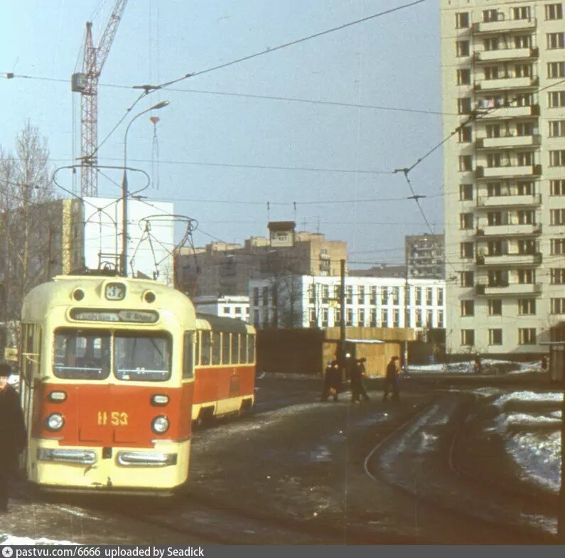 Конечная трамвайная остановка – станция Новогиреево, 1978 г. Источник: transphoto.ru.