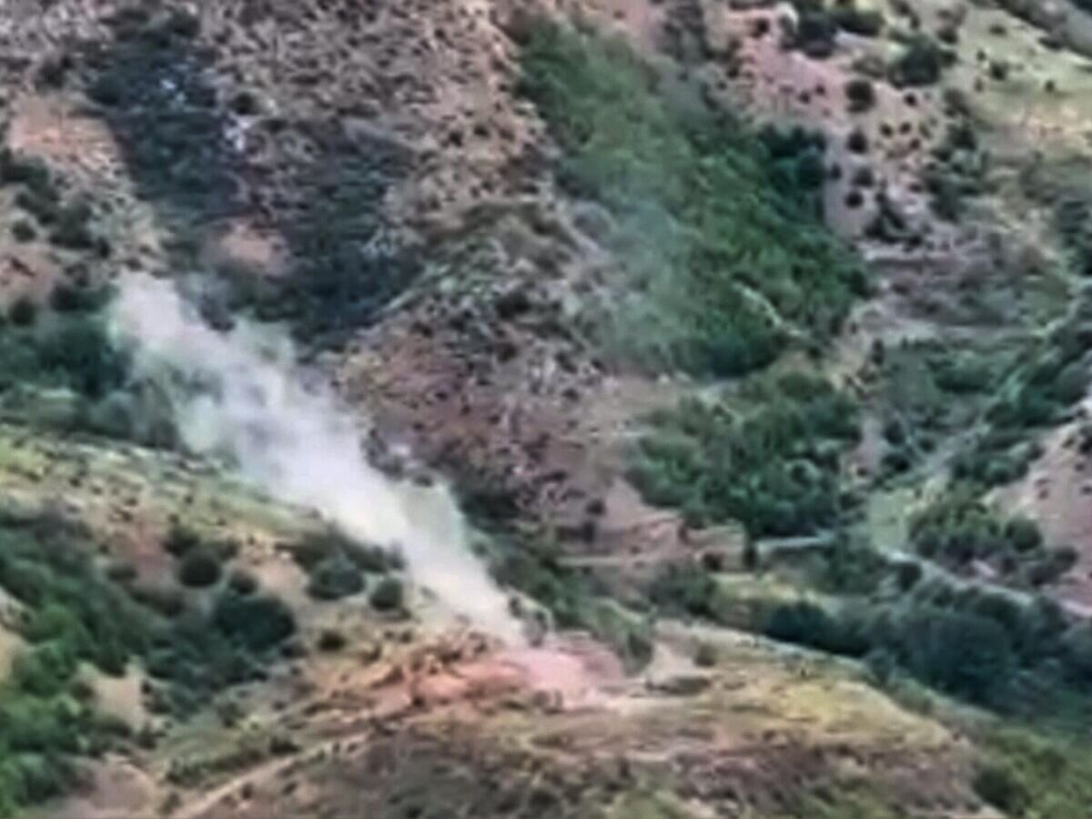    Кадр видео ударов по армянским позициям© AP Photo / Defense Ministry of Azerbaijan