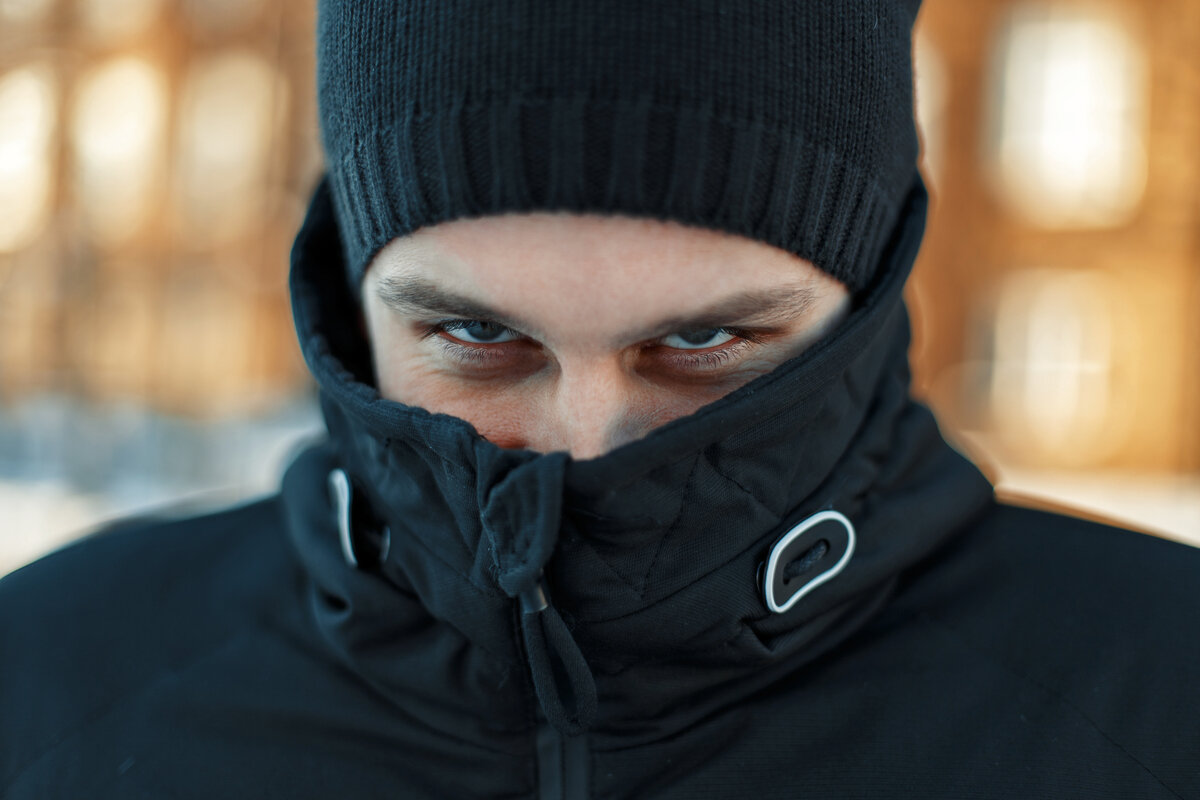 Система более чем в половине случаев точно идентифицирует людей, надевших кепку, шарф и очки