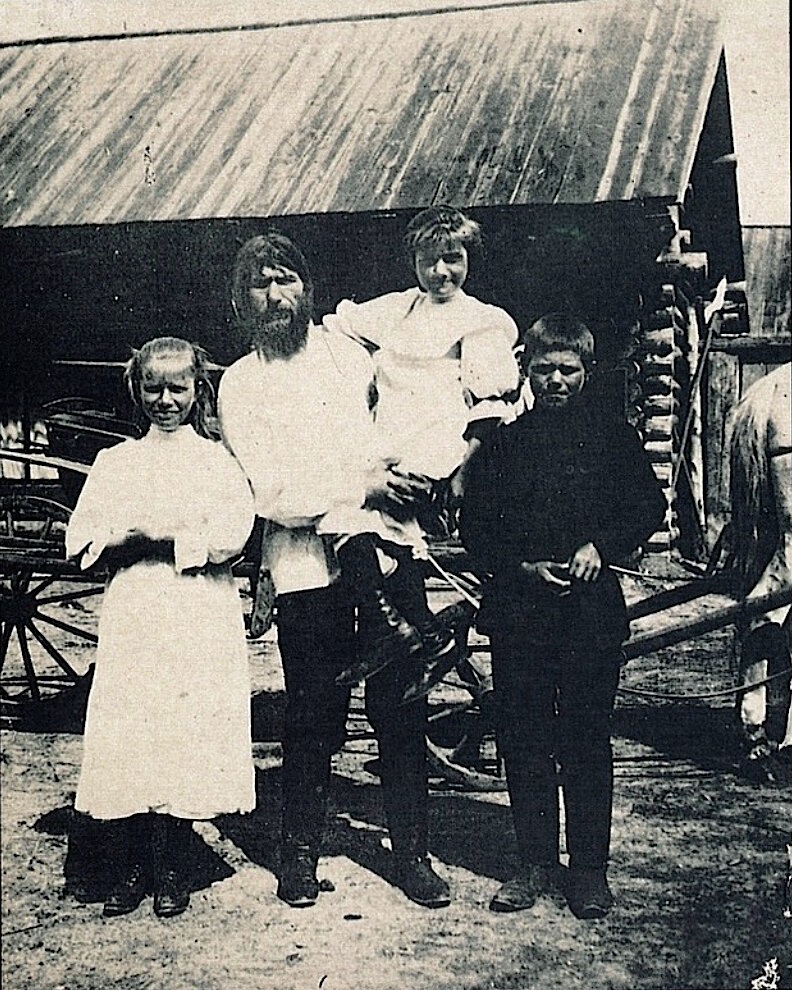 Распутин с сыном и дочерьми