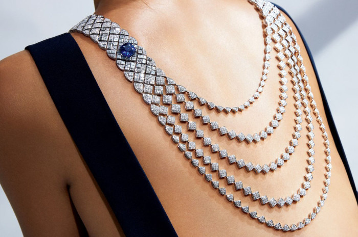 Колье Signature de Saphir из белого золота с бриллиантами и сапфиром огранки «кушон»