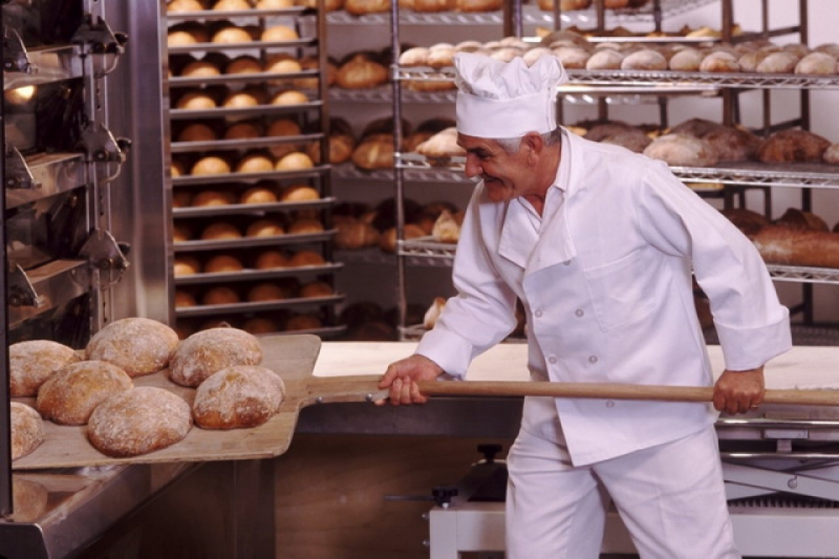 Работа в пищевой промышленности. Пекарь. Профессия пекарь. Пекари хлеба. Хлеб пекарня.