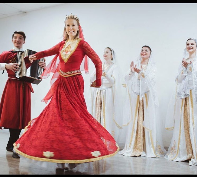   36-летняя Ксения Собчак удивила поклонников новой публикацией в Instagram. На снимке Ксения танцует в традиционном кавказском платье.