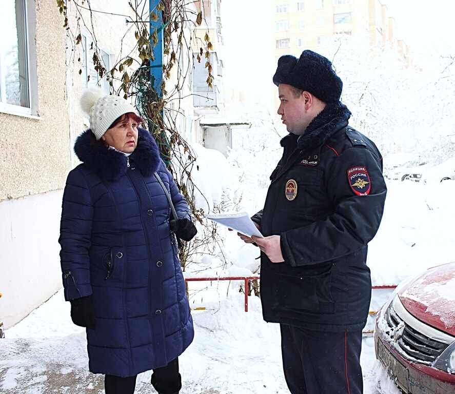 
Цель акции – предупреждение и пресечение мошенничеств в отношении пенсионеров.
Сотрудники полиции рассказали жителям о распространённых видах и способах мошеннических действий в отношении граждан, о том, какие меры необходимо предпринять, чтобы не стать жертвами злоумышленников. Стражи порядка также обратили внимание жителей на то, что мошенники могут представляться социальными работниками, сотрудниками коммунальных служб, могут выдавать себя за родственников.