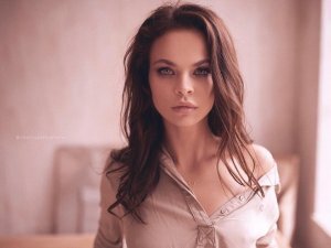 Настя Рыбкаcosmo.ruДевушка из эскорт-сервиса Настя Рыбка (настоящее имя - Анастасия Вашукевич), замешанная в секс-скандале с Сергеем Приходько, заместителем премьер-министра РФ Дмитрия Медведева, и российским олигархом Олегом Дерипаской, удалила пресловутые провокационные фотоснимки.